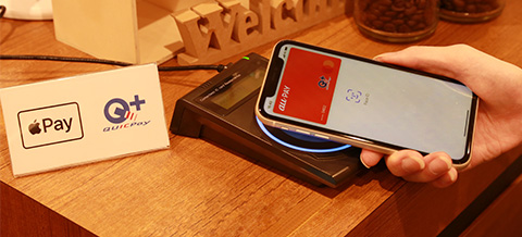 以下のマークがある場所、QUICPay加盟店、QUICPay+加盟店で使えます。